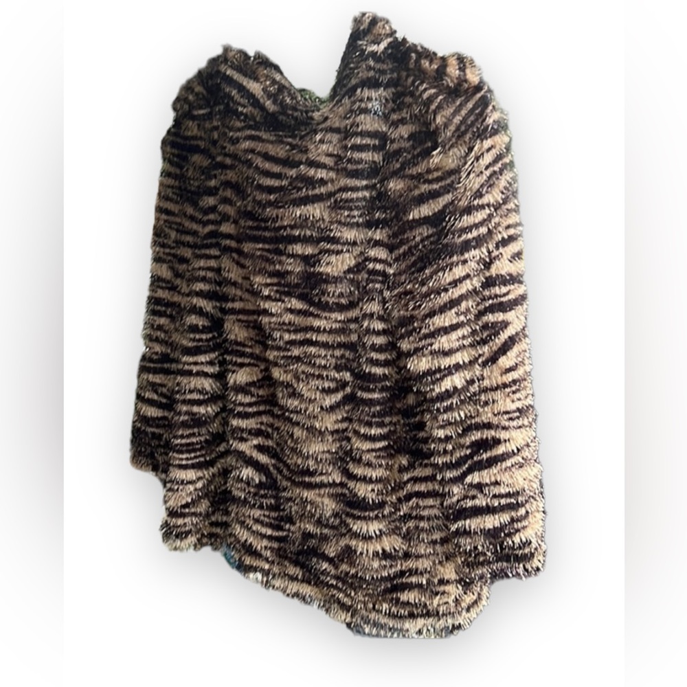 Vince Camuto Animal Themed Fancy Top For Women. Size Medium.